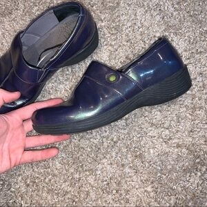 Work Wonders by Dansko Holographic Women’s Clogs Size 8